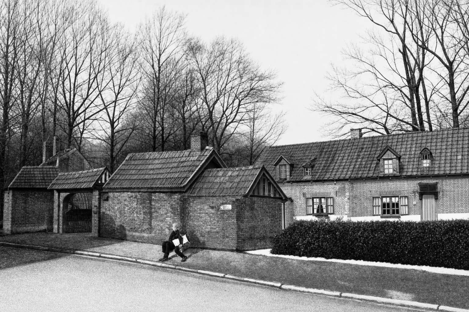 Archieffoto in zwart-wit van de langgevelhoeve met overdekte inrit waarin Porte-Mangé gevestigd is, met een kind op het muurtje